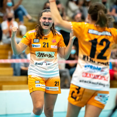 Gewerbliche Berufsschule (Chur), 12.09.2020, Unihockey Damen NLA, Piranha Chur - Skorpion Emmental Zollbrück, Corin Rüttimann (#21, Piranha Chur) und Katarina Klapitova (#12, Piranha Chur)

(Fabrice Duc, www.fabriceduc.ch)