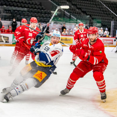 Vaudoise Aréna (Lausanne), 02.02.2021, National League, Lausanne HC - EV Zug, Dario Simion (#59, EV Zug) et Robin Grossmann (#77, Lausanne HC)

(Fabrice Duc, www.fabriceduc.ch)