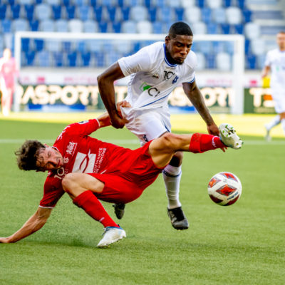 07.08.2022, Lausanne, Stade de la Tuilière, Challenge League: FC Lausanne-Sport - FC Stade Lausanne Ouchy, #96 Brighton Labeau (Lausanne) et #21 Linus Obexer (Stade-Lausanne-Ouchy)