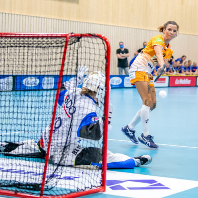 Sporthalle Stighag (Kloten), 20.09.2020, Unihockey Damen NLA, Kloten-Dietlikon Jets - Piranha Chur, Katarina Klapitova (#12, Piranha Chur) und Monika Schmid (#29, Kloten-Dietlikon Jets)

(Fabrice Duc, www.fabriceduc.ch)